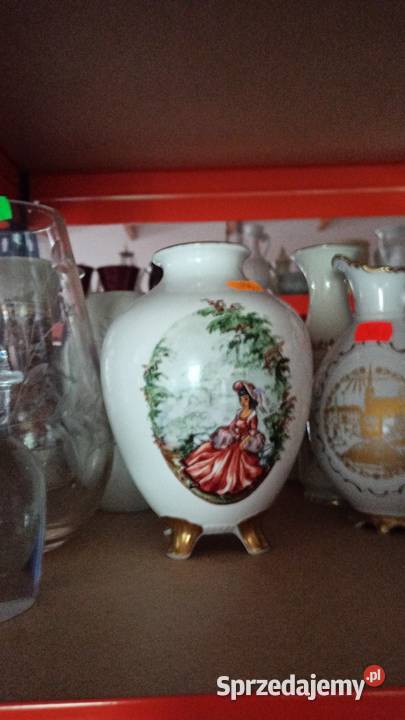 Wazon ze scenkami dworskimi w dwóch medalionach Porcelana i szkło Gdańsk