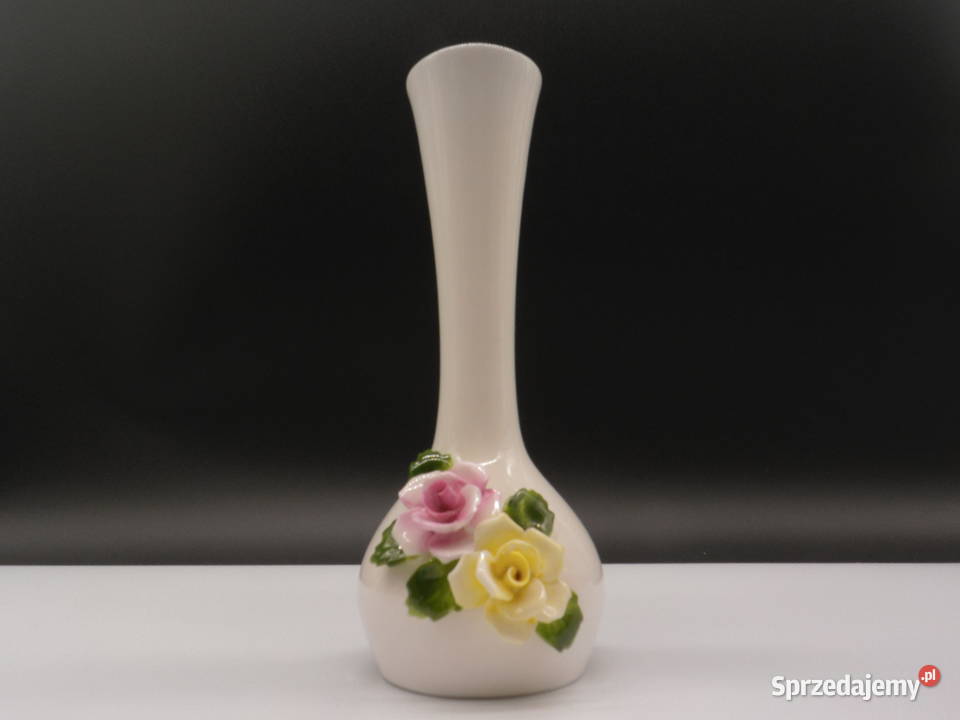 Wazon z porcelany kostnej Staffordshire z różami Raszków