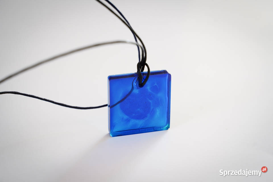 Kwadratowy niebieski wisiorek 29x29 na sznurku Warszawa