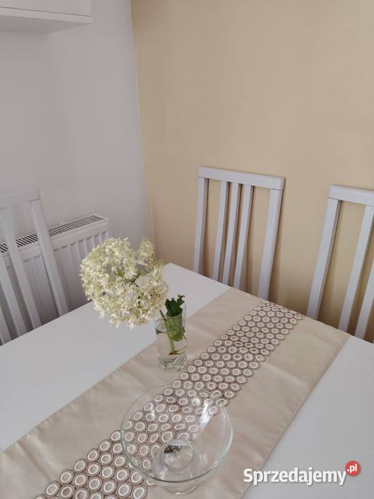 4 Krzesła Biały rozkładany stół jadalniany Gowino