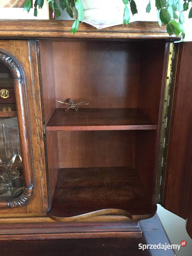 Stylowy kredens w starym stylu z witryną bufet