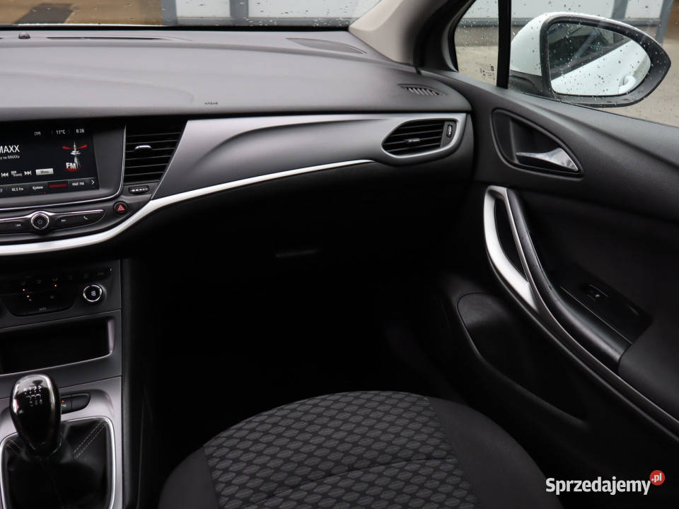 Opel Astra 14 T światła przeciwmgielne Katowice