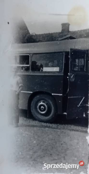 Stara fotografia autobus z otwartymi dzrzwiami
