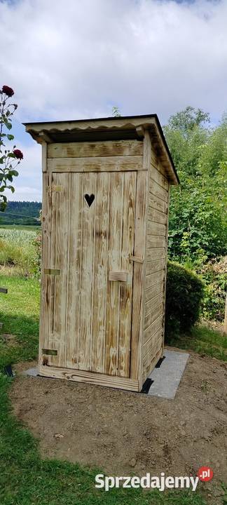 WC toaleta ogrodowa zdobiona świerk Bircza