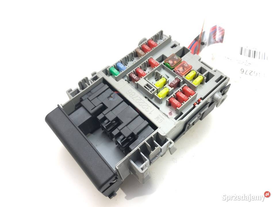 SKRZYNKA BEZPIECZNIKÓW OPEL ASTRA J Hatchback podkarpackie