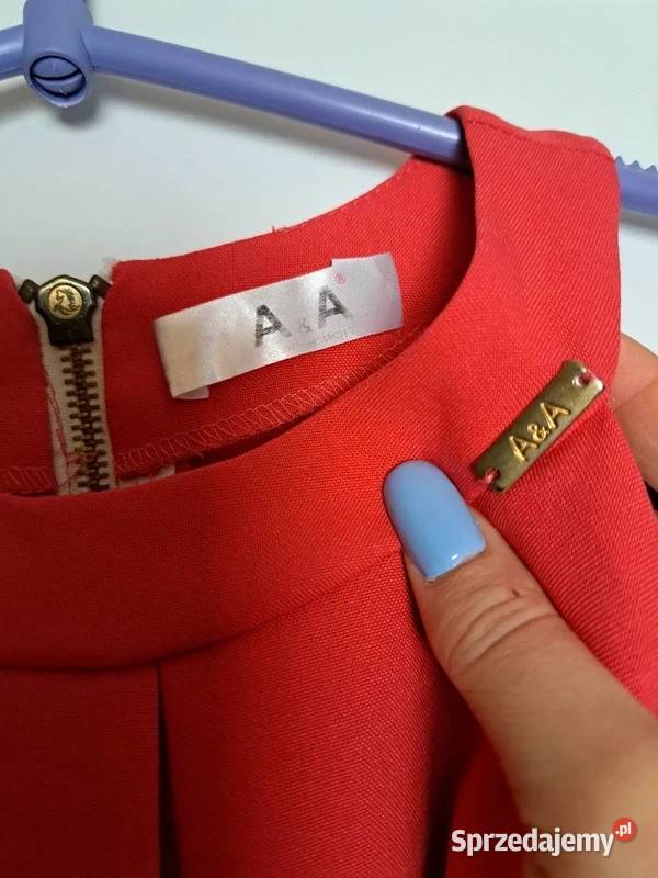 Czerwona sukienka asymetryczna z odkrytymi czerwony Trąbki Wielkie