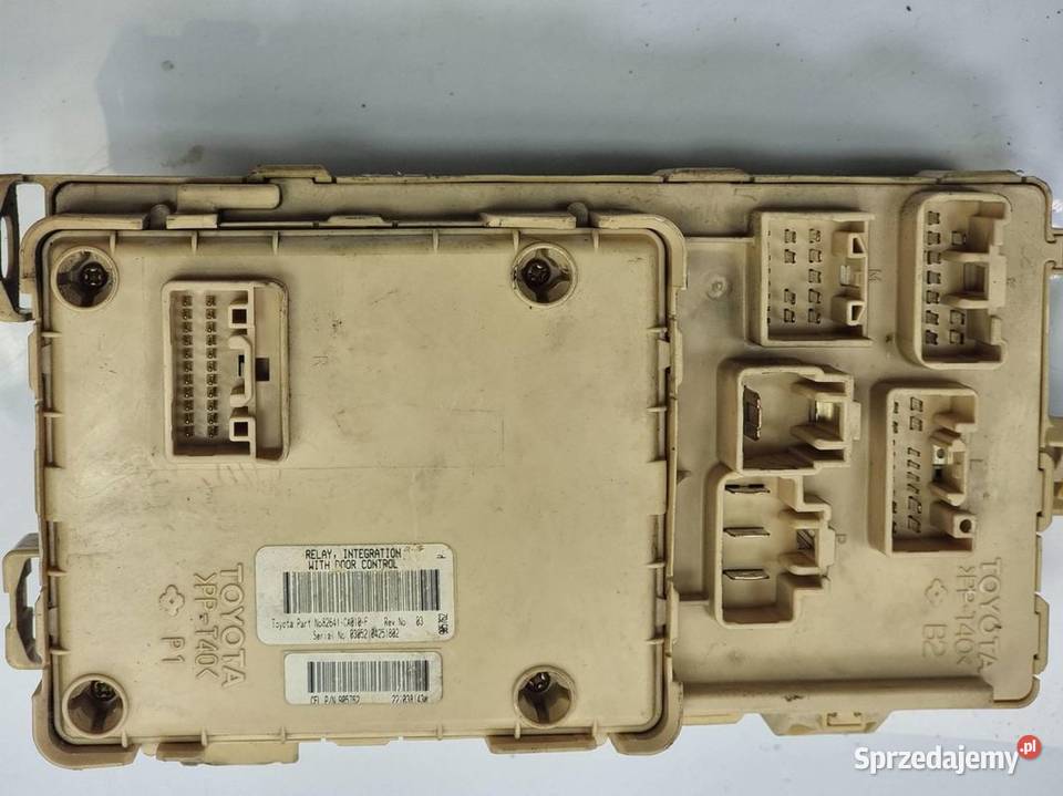 SKRZYNKA BEZPIECZNIKÓW TOYOTA AVENSIS T25 osobowe Lipno