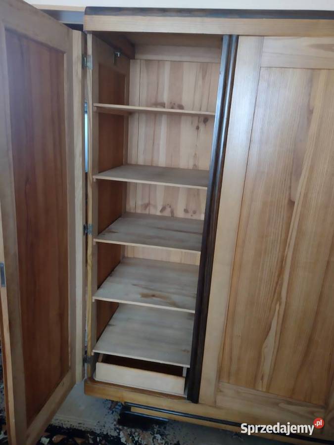 Szafa trzydrzwiowa z drewna sosnowego w stanie