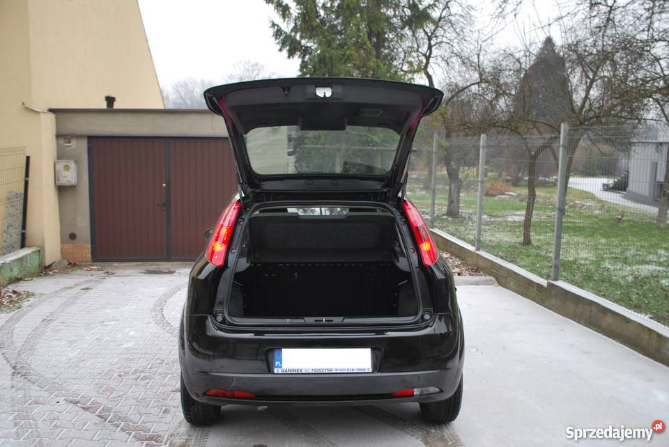 Fiat Grande Punto 2009r posiada klimatyzację światła przeciwmgielne