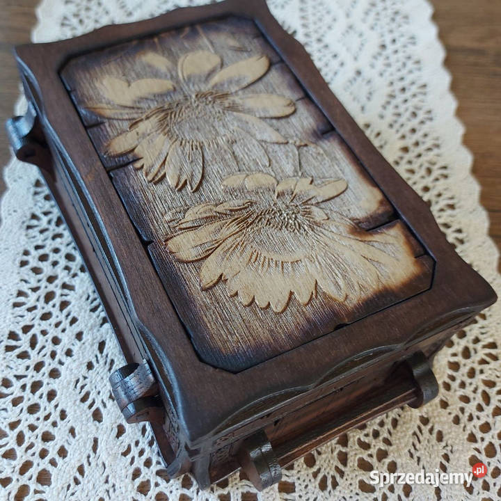 Drewniana Szkatułka z Rumiankami