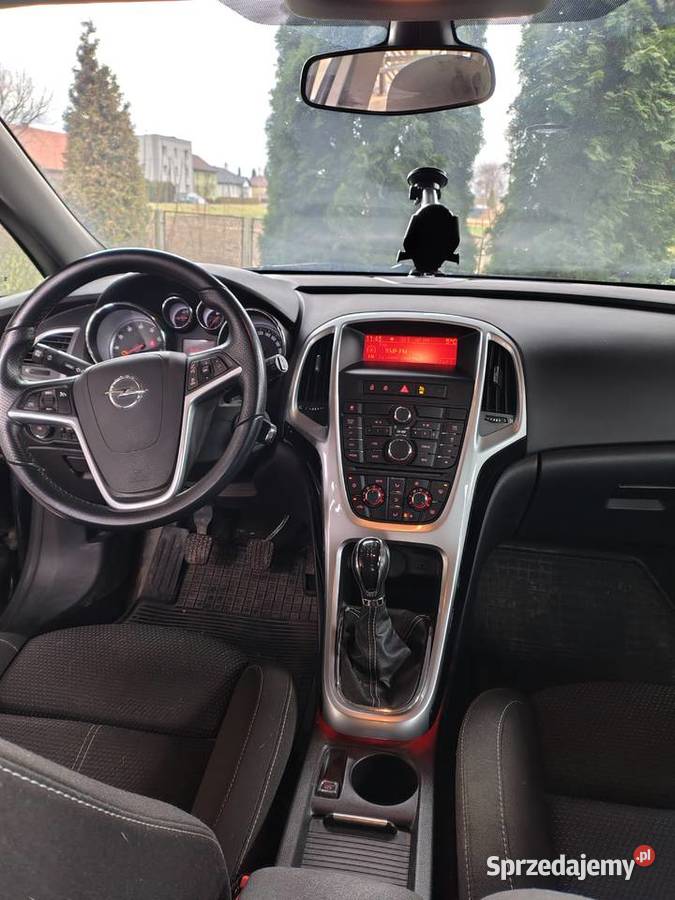 Opel AstraJ Rok produkcji 2011 sprzedam
