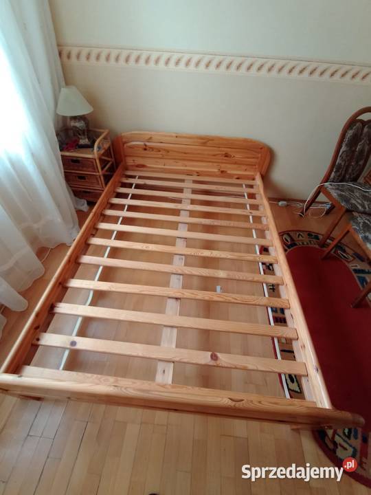 Łóżko drewniane z materacem