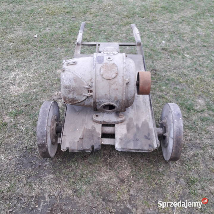 Zabytek Silnik starodawny na wózku lubelskie