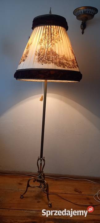Wysoka mosiężna lampa podłogowa z abażurem