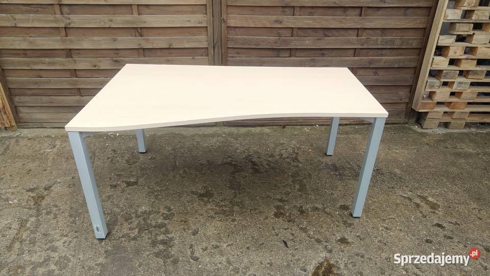 Biurko 160x100 BENE z tunelami na kable Dostępne