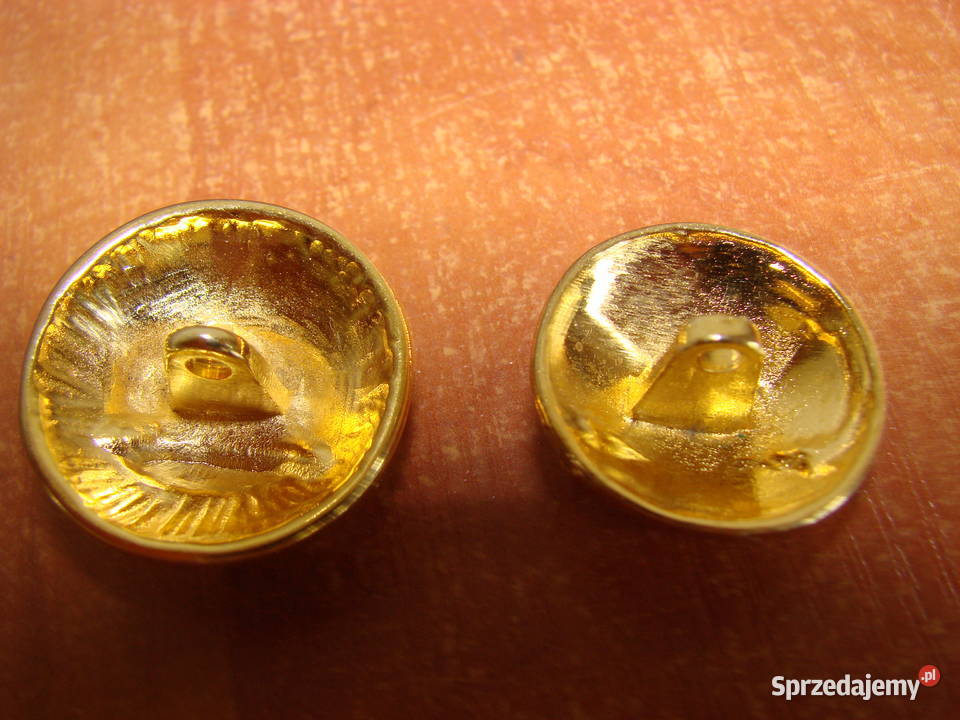 złoty guzik z koroną
