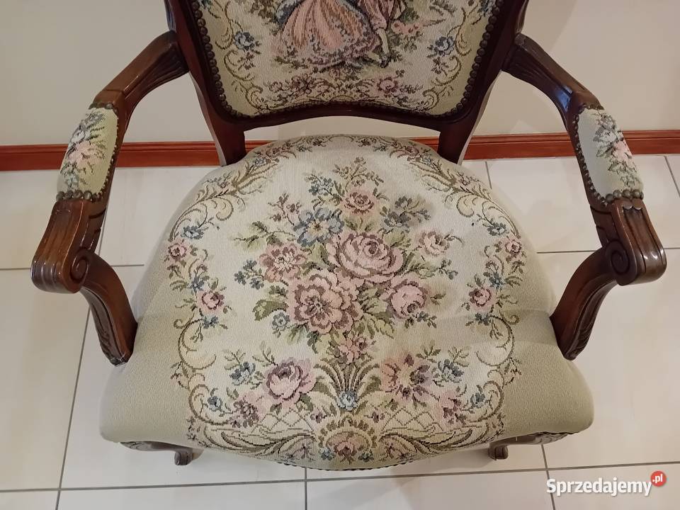 Fotel barokowy z haftowanym wzorem stylu Bezrzecze