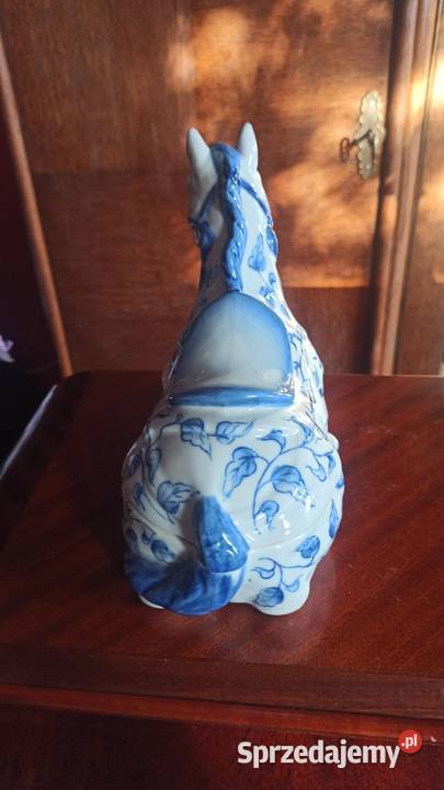 Biała figurka leżącego konia Puzderko na Porcelana i szkło Gdańsk sprzedam