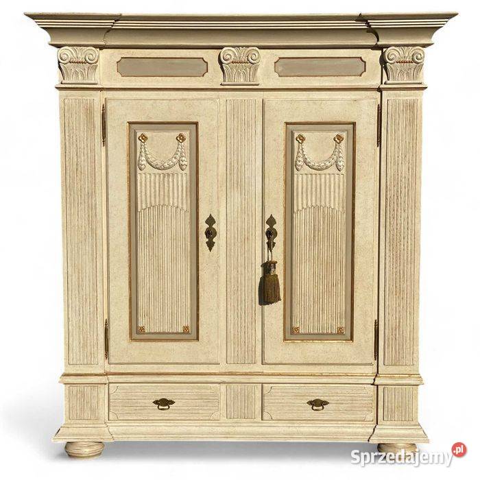 Bogato rzeźbiona szafa dwudrzwiowa w antycznym Szafy i garderoby Gryfice