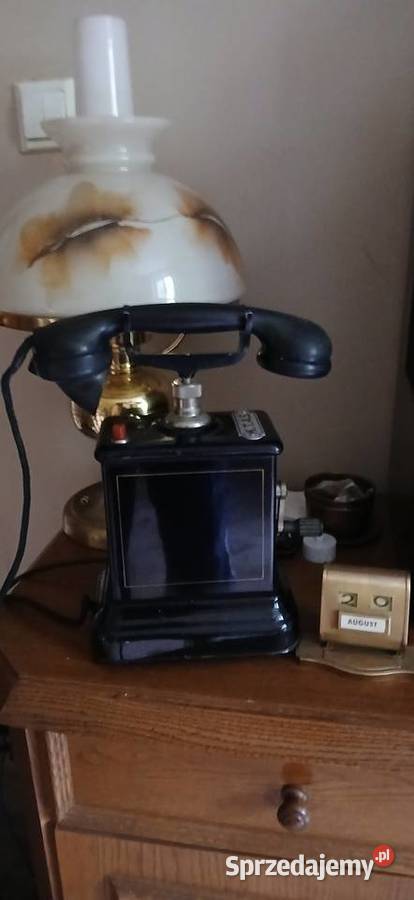Stary telefon na korbke