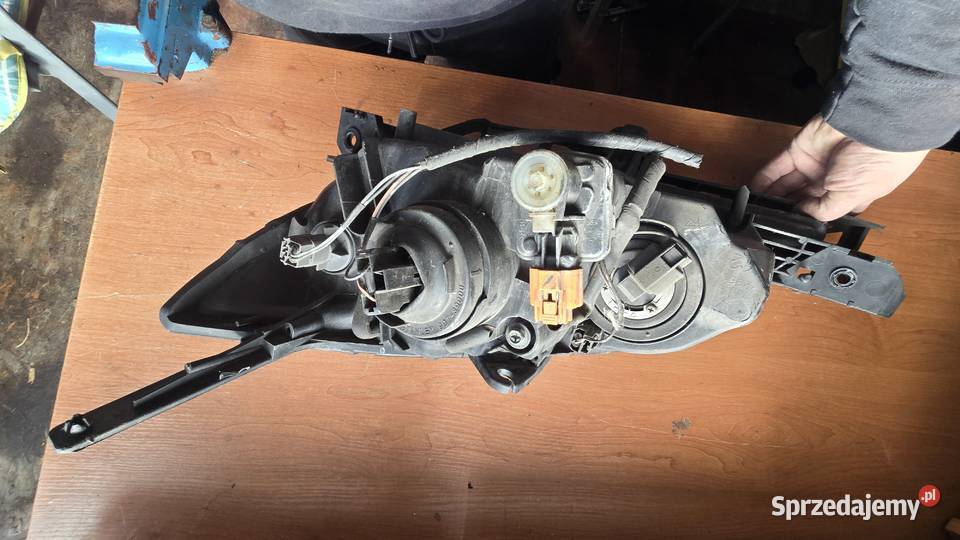 Lampa prawy przód do mazda 3 2007