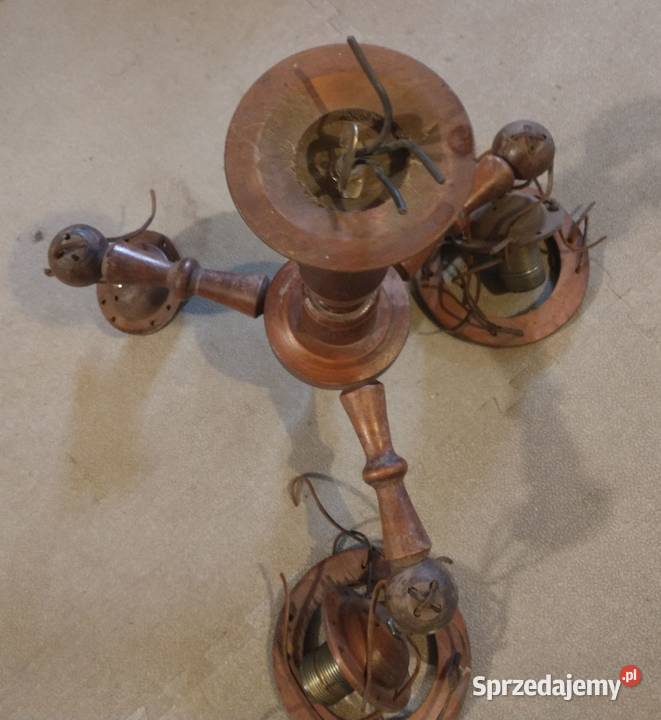 Konstrukcja drewniana lampy wiszącej z PRLu Krotoszyn