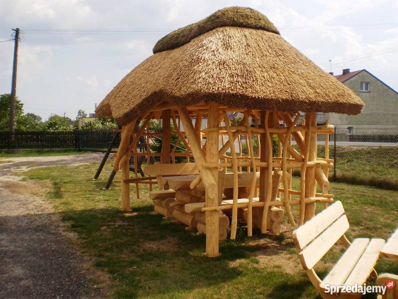 Altana ogrodowa z dachem z trzciny pod strzechą Konin