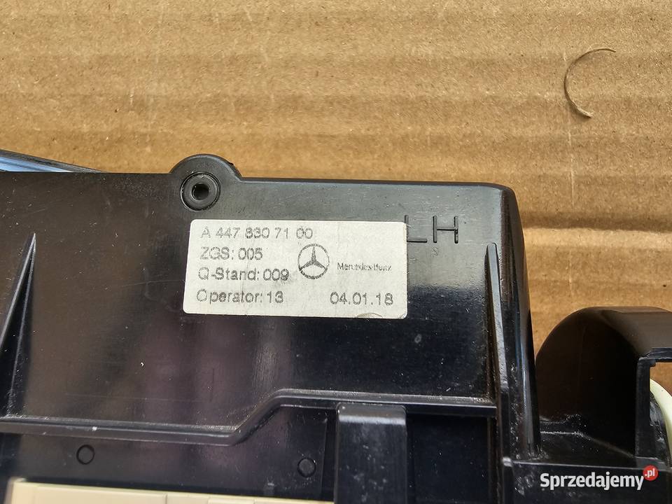 W447 kratka nawiewu tylna lewa 4478307100 osobowe