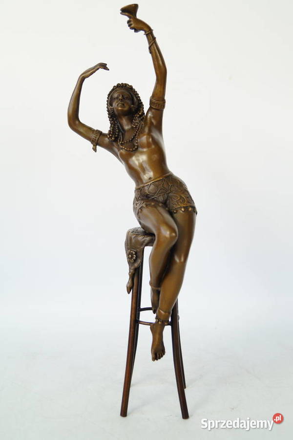 Egipcjanka z kieliszkiem figura z brązu rzeźba Gizałki