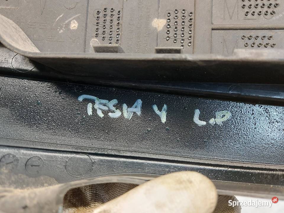 TESLA MODEL Y 2023r Ślizg mocowanie zderzaka