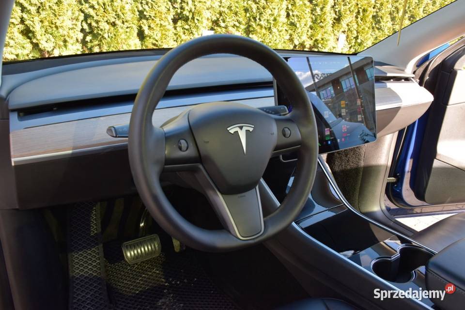 Tesla y granatowy Model Y