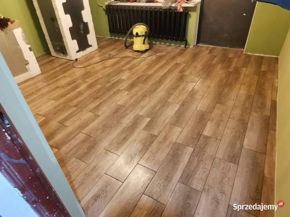 Układanie glazury i płytek godzinach pracy