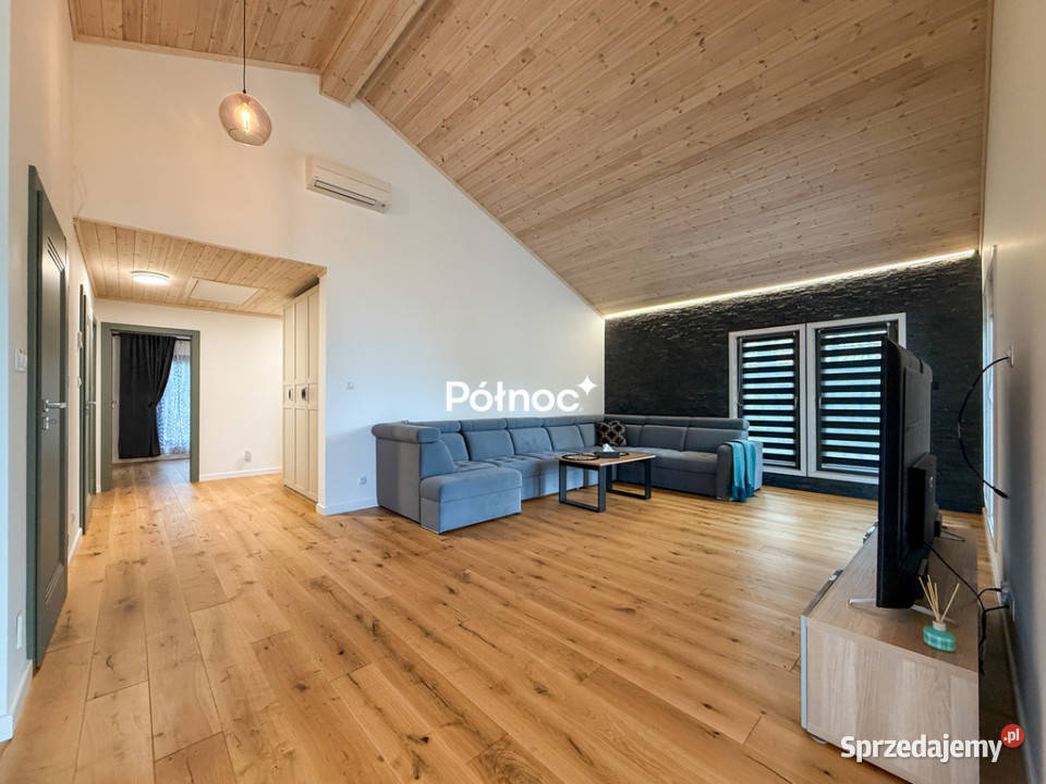 Skandynawski piękny dom wśród drzew Staw