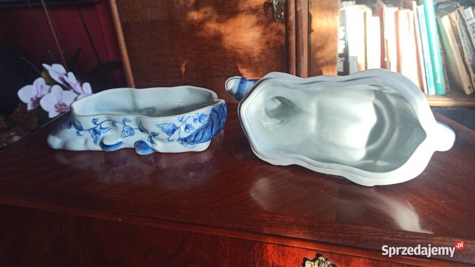 Biała figurka leżącego konia Puzderko na