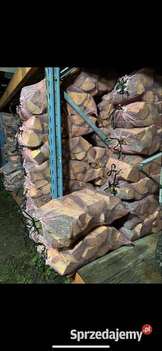 Drewno w workach do wędzenia kominka na ognisko śląskie