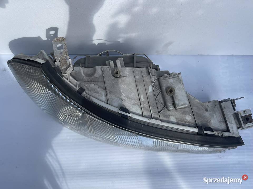 FORD MONDEO MK2 PRAWA LAMPA PRZÓD