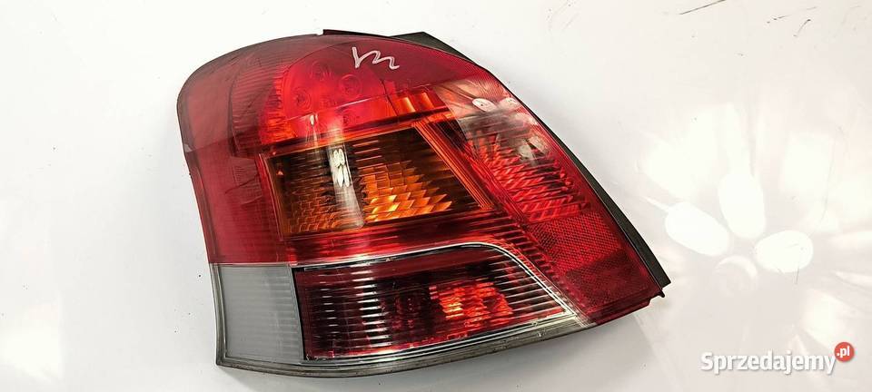 LAMPA LEWA TYŁ TOYOTA YARIS II osobowe