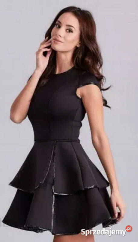 Czarna sukienka piankowa z lakierkową oblamowką