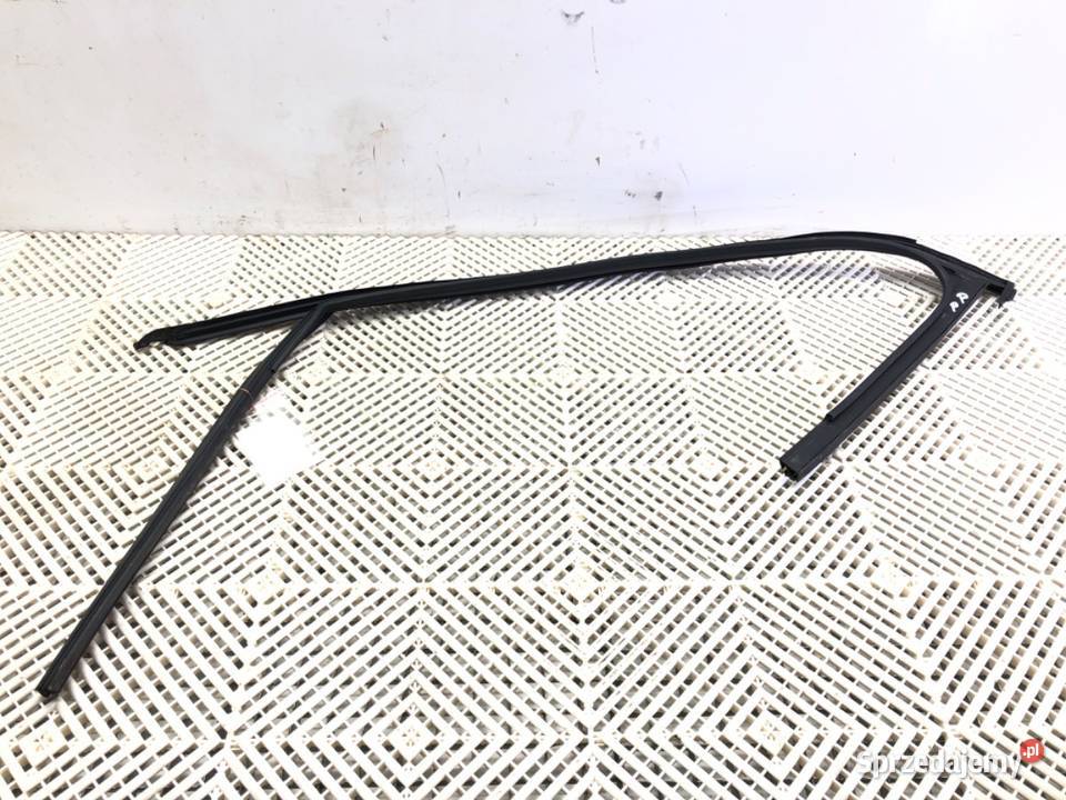 USZCZELKA RAMKA DRZWI PRZÓD PRAWA SKODA SUPERB