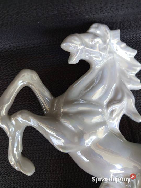 Pięnkną porcelanowa figurkę przedstawiającą Warszawa sprzedam