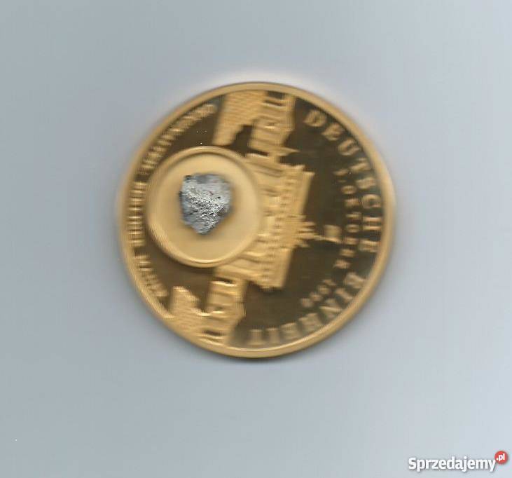 Medal z oryginalną częścią muru berlińskiego Warszawa