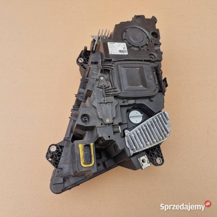 VOLVO FH4 FM4 REFLEKTOR LAMPA PRAWA HALOGEN ciężarowe Bieleń