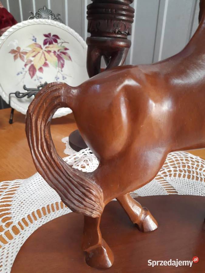 duża figurka konia z drewna sandałowego