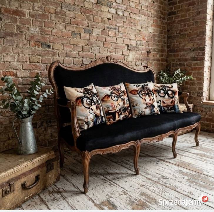 Stylowa sofa vintage z poduszkami dekoracyjnymi Goleniów