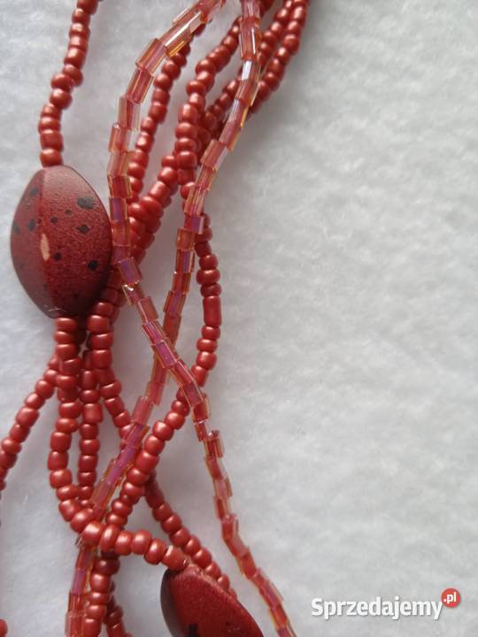 BURGUNDOWY NASZYJNIK PRZETYKANY RÓŻYCZKAMI