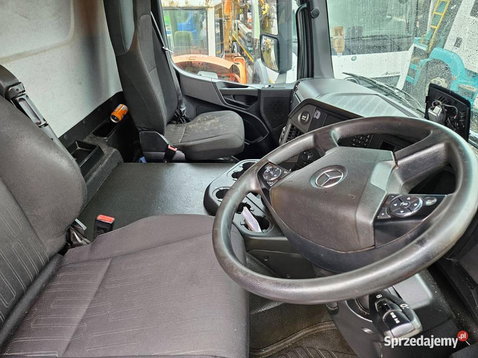 MercedesBenz AROCS 1824 Samochód skrzyniowy
