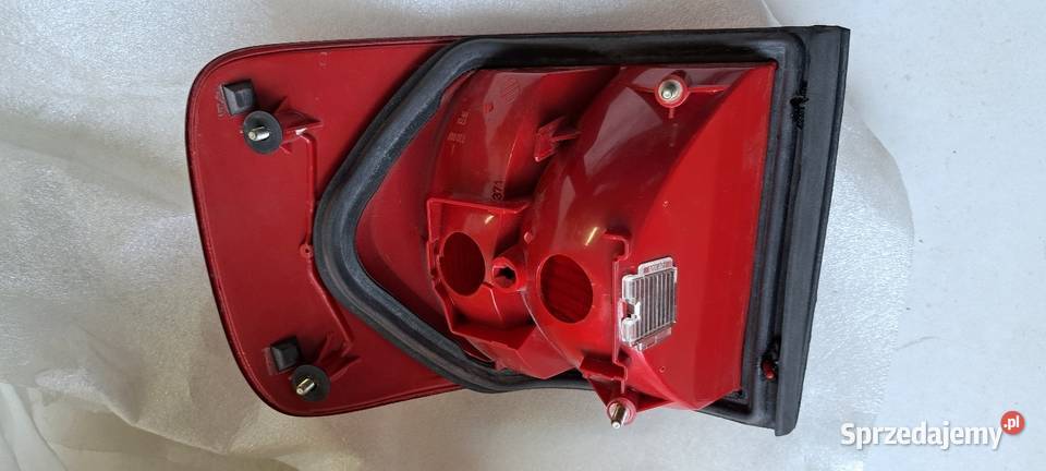 Lampa tylna narożna lewa USA czerwona Audi 100