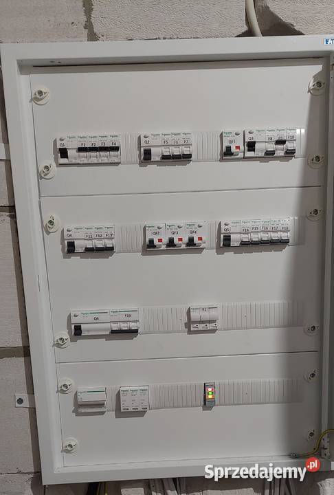 Elektryk zakładanie przewodów i urządzeń Stryków