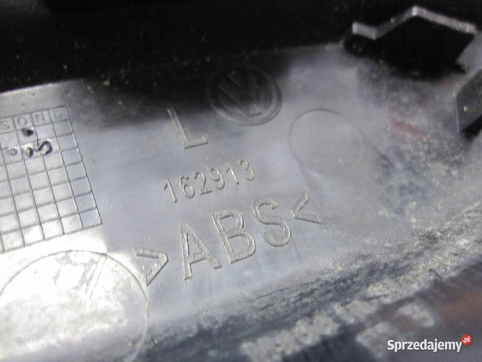 VW JETTA 07r osłona lampy lewa tył 1Q0945311 Pozostałe świętokrzyskie