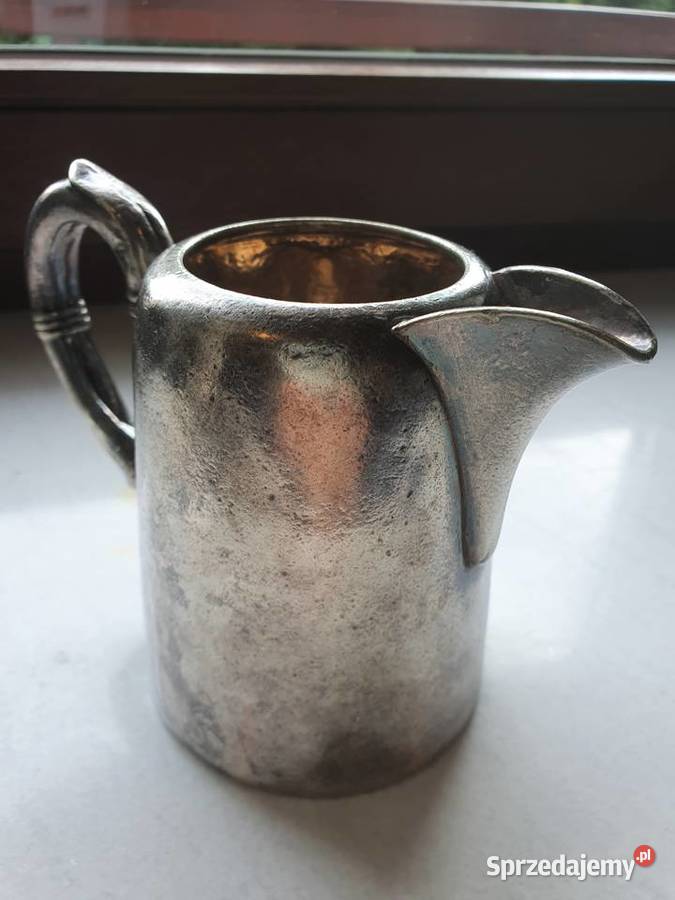 Stary ozdobny dzbanek z uchwytem z metalu w lubelskie